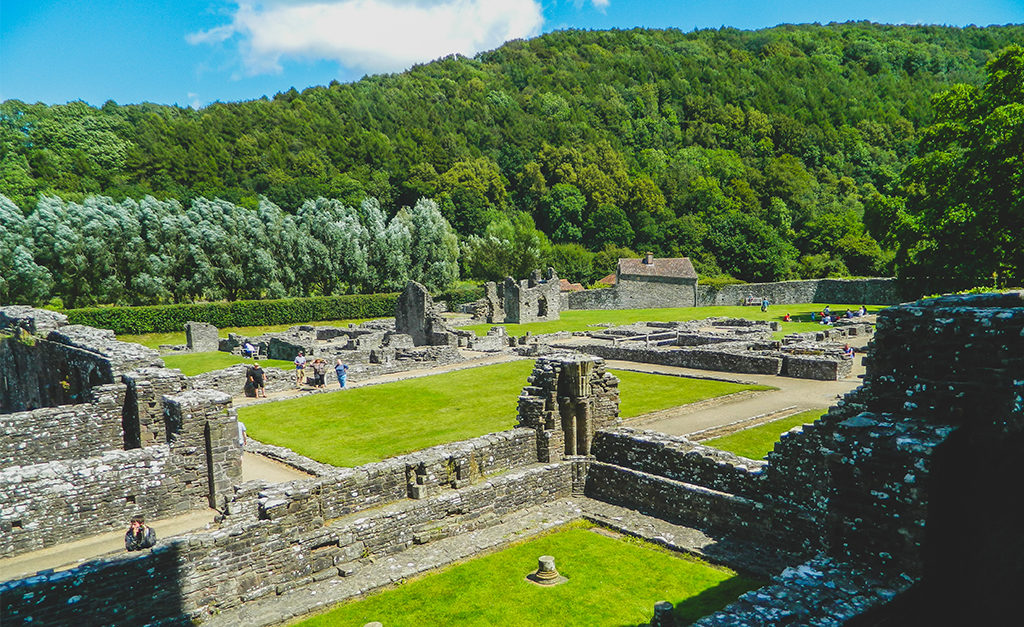 Ruiny Tintern Abbey w Walii to świetne miejsce na wypad na weekend, spacer i rodzinnie